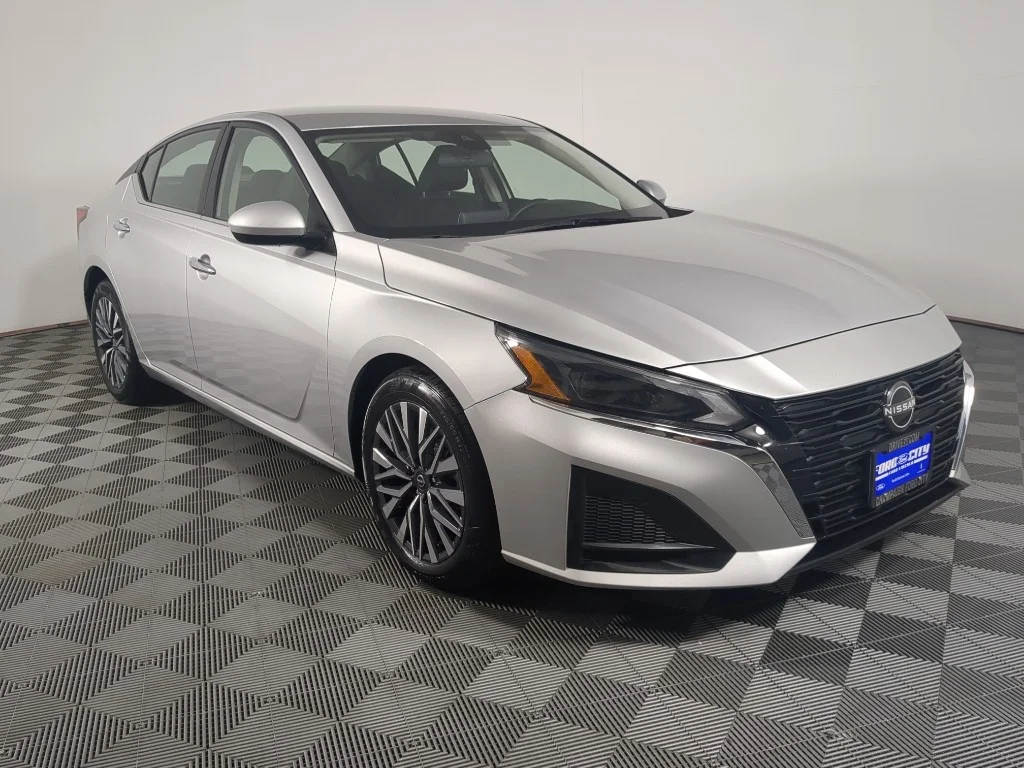 Used 2023 Nissan Altima SV with VIN 1N4BL4DV4PN374305 for sale in Tilton, IL