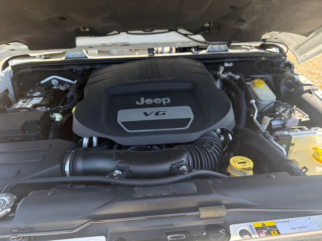 Used 2016 White Jeep Unlimited Sahara image 19