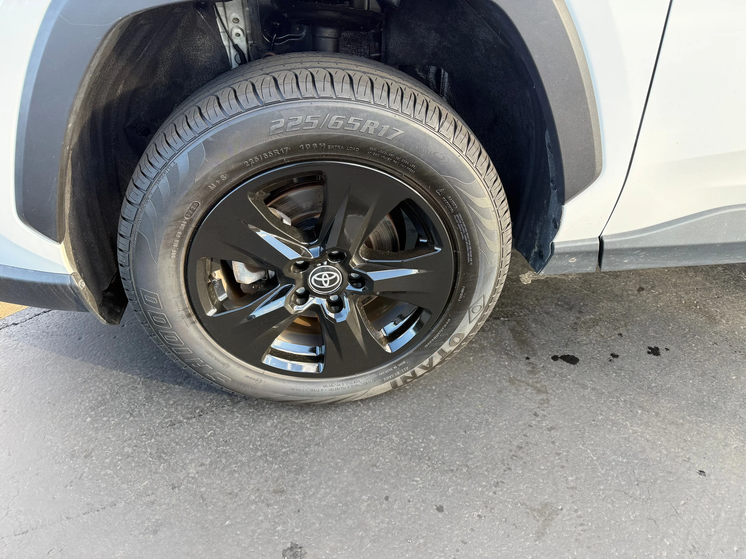 Used 2025 White Toyota XLE image 27