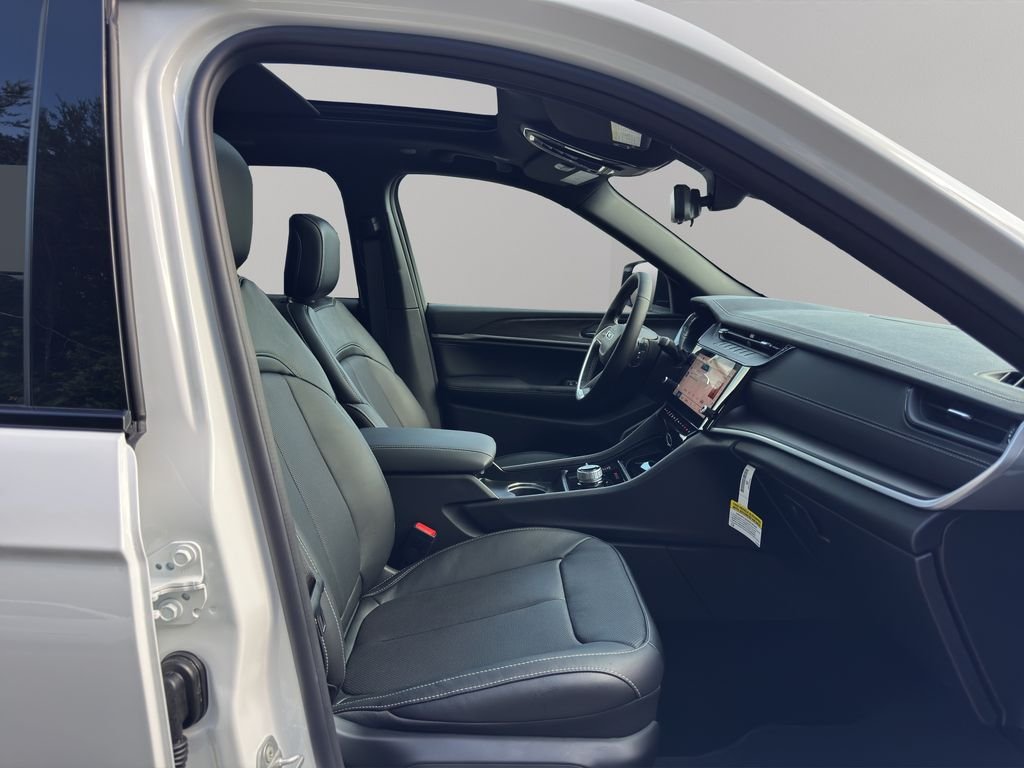 New 2026 Bright White Clear-Coat Exterior Paint Jeep Limited image 16