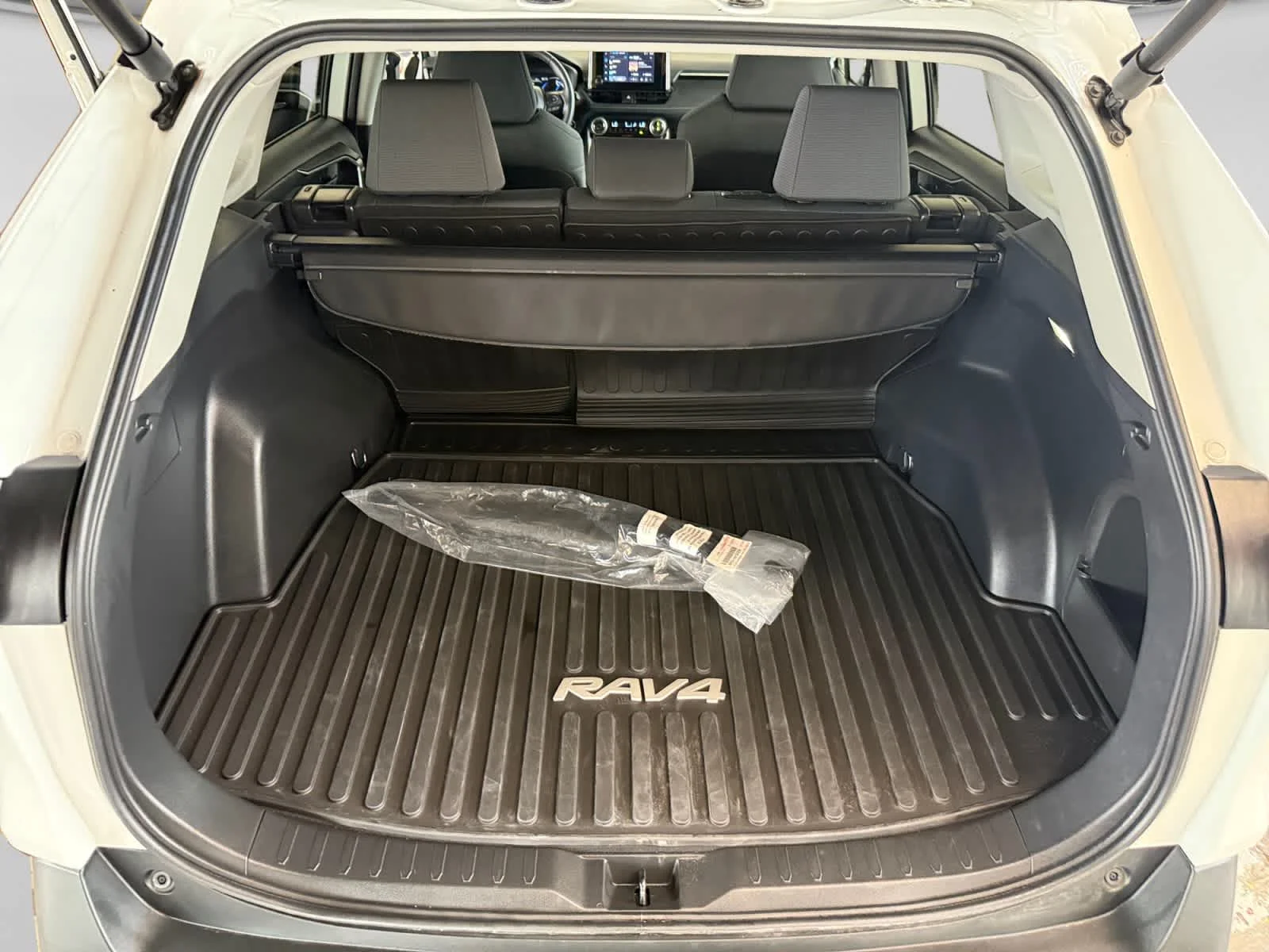 Used 2024 Ice Cap Toyota Hybrid XLE image 23