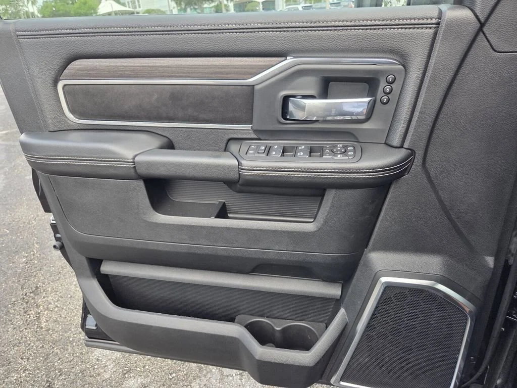 New 2026 Diamond Black Crystal Pearl-Coat Exterior Paint RAM Laramie image 15