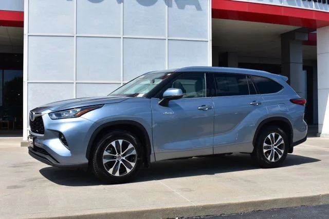 Used 2020 Blue Toyota XLE image 2