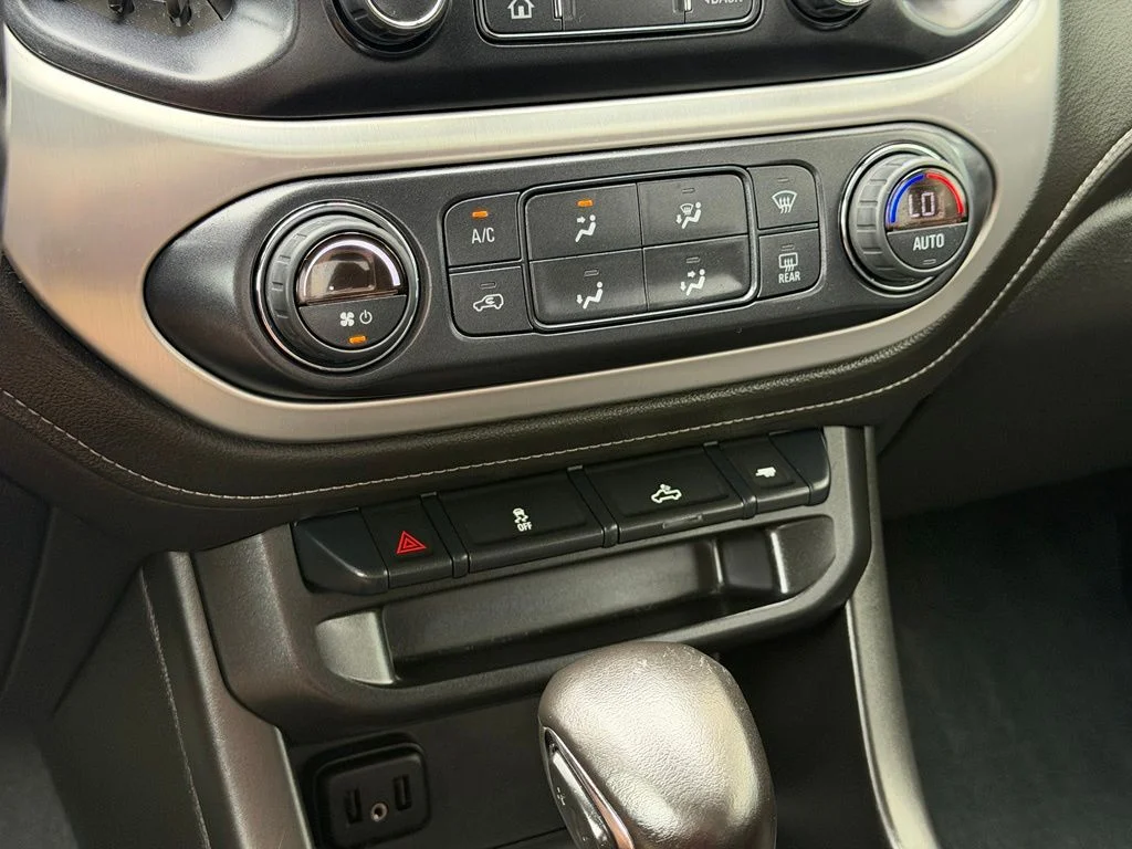 Used 2022 Gray GMC Elevation image 13