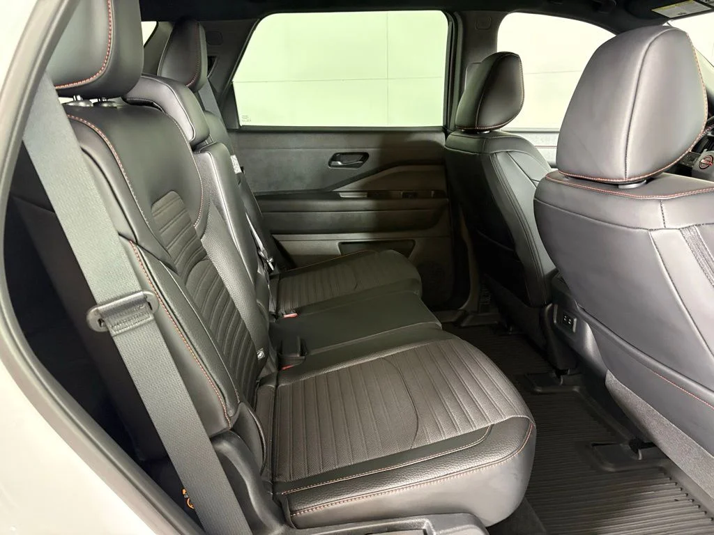 New 2026 Everest White Pearl TriCoat / Super Black Two-tone Nissan Rock Creek® image 17