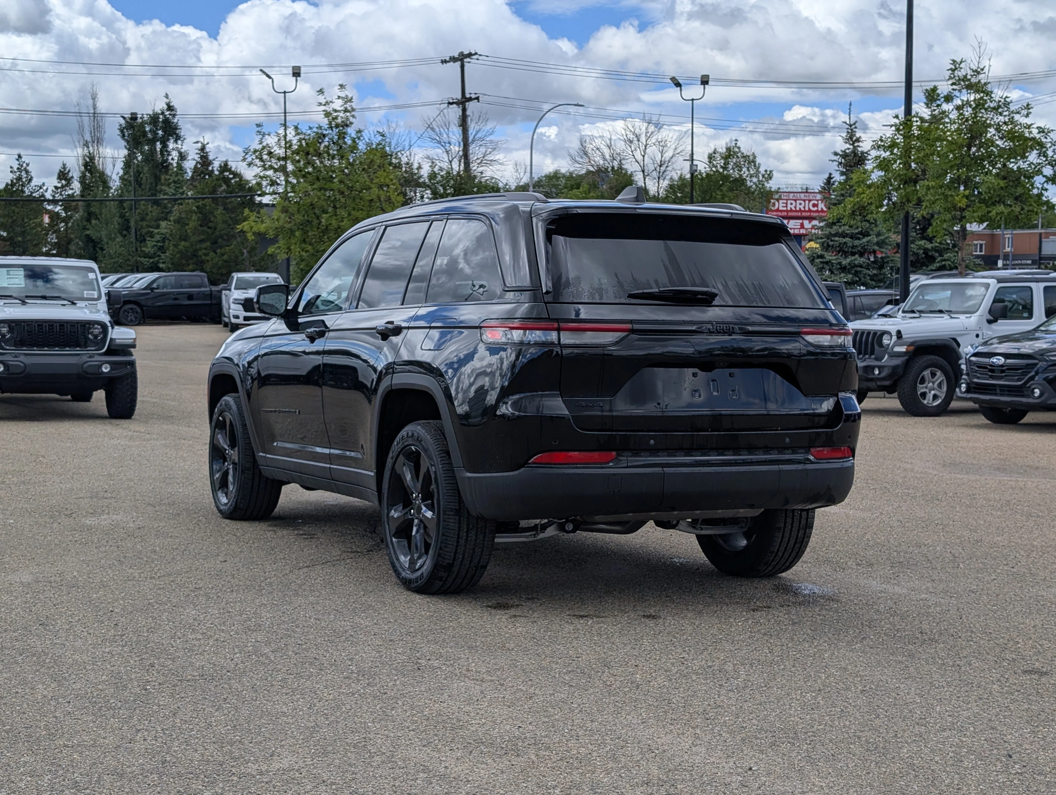 New 2025 Diamond Black Crystal Pearl Jeep Altitude image 4