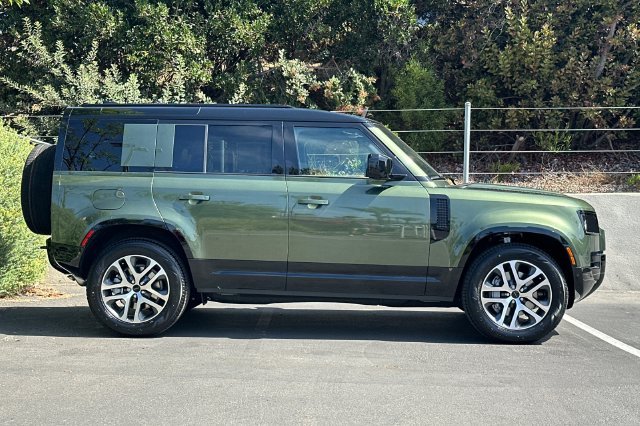 New 2026 Woolstone Green Land Rover X-Dynamic SE image 6