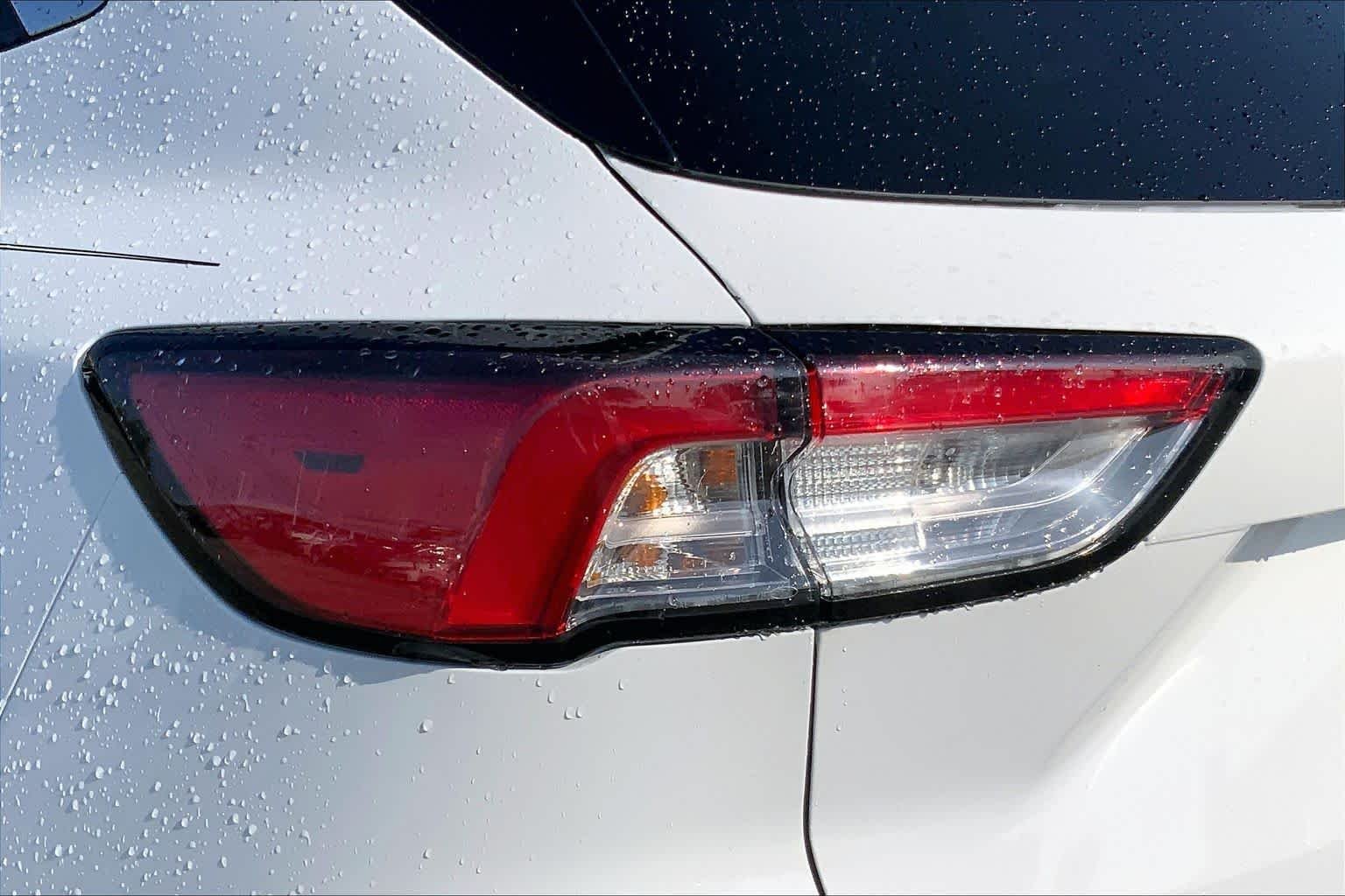 Certified Used 2021 Oxford White Ford SE image 25