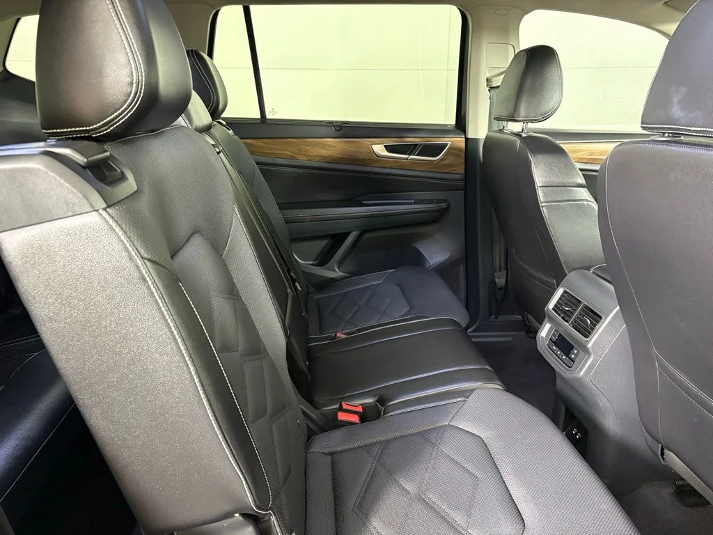 Used 2024 Gray Volkswagen 2.0T SE w/Technology image 17