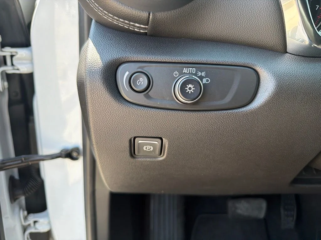Used 2025 White Chevrolet LT image 8