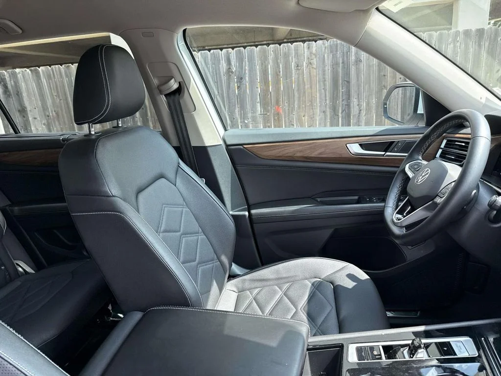 Used 2025  Volkswagen 2.0T SE w/Technology image 10
