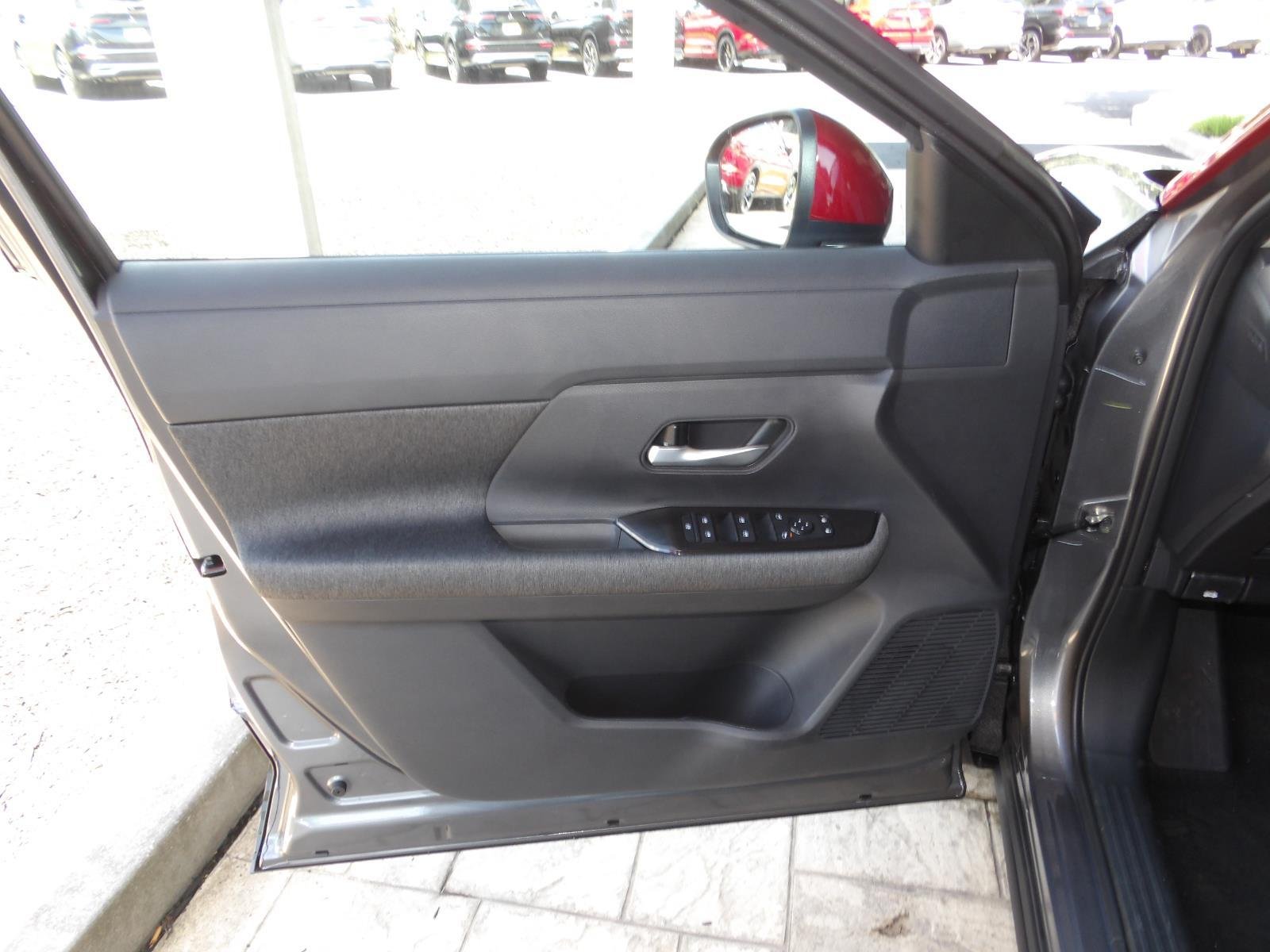 New 2026 Gun Metallic / Scarlet Ember Tintcoat Two-tone Nissan SV image 18