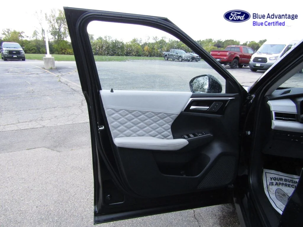 Certified Used 2024 Labrador Black Pearl Mitsubishi SEL image 24