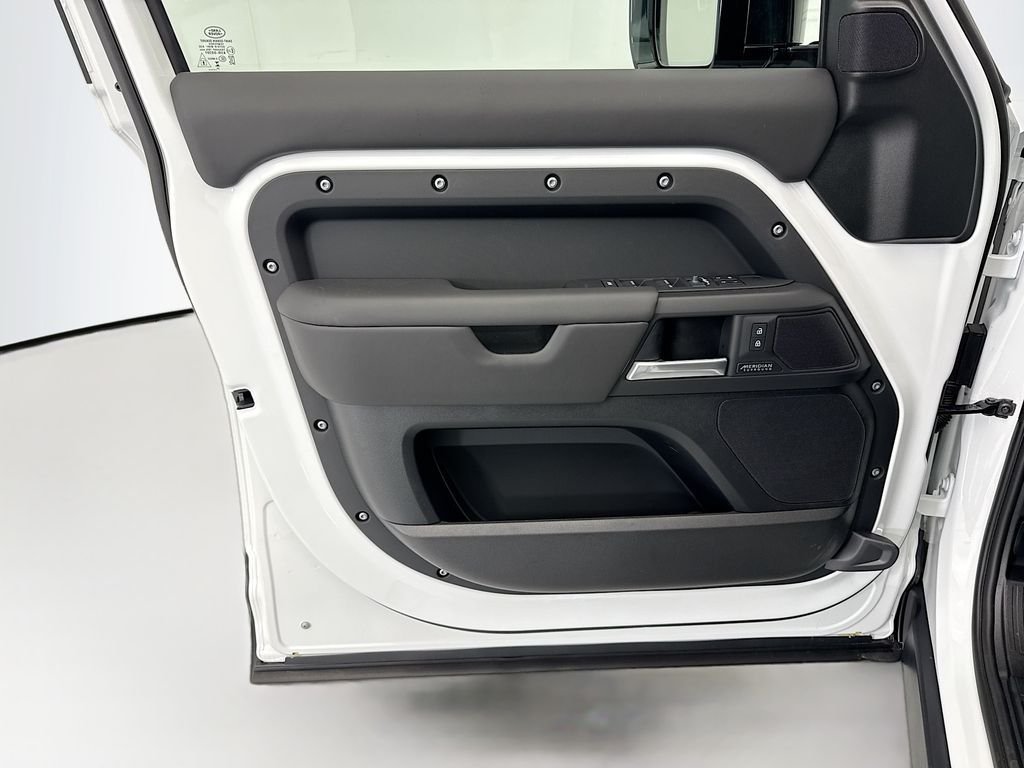 New 2026 Fuji White LAND ROVER X-Dynamic SE image 23