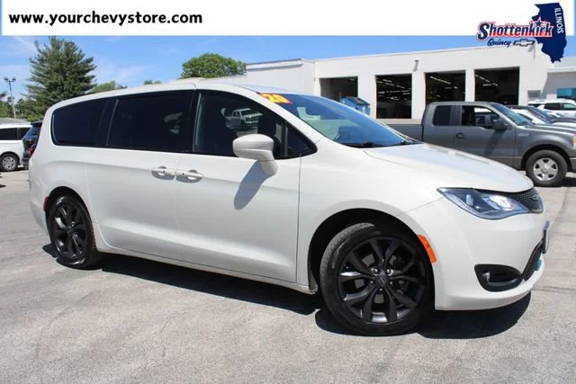 2020 Chrysler Pacifica Touring's photo