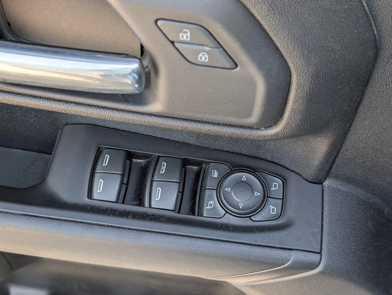 Used 2022 SILVER ICE METALLIC Chevrolet Custom image 18