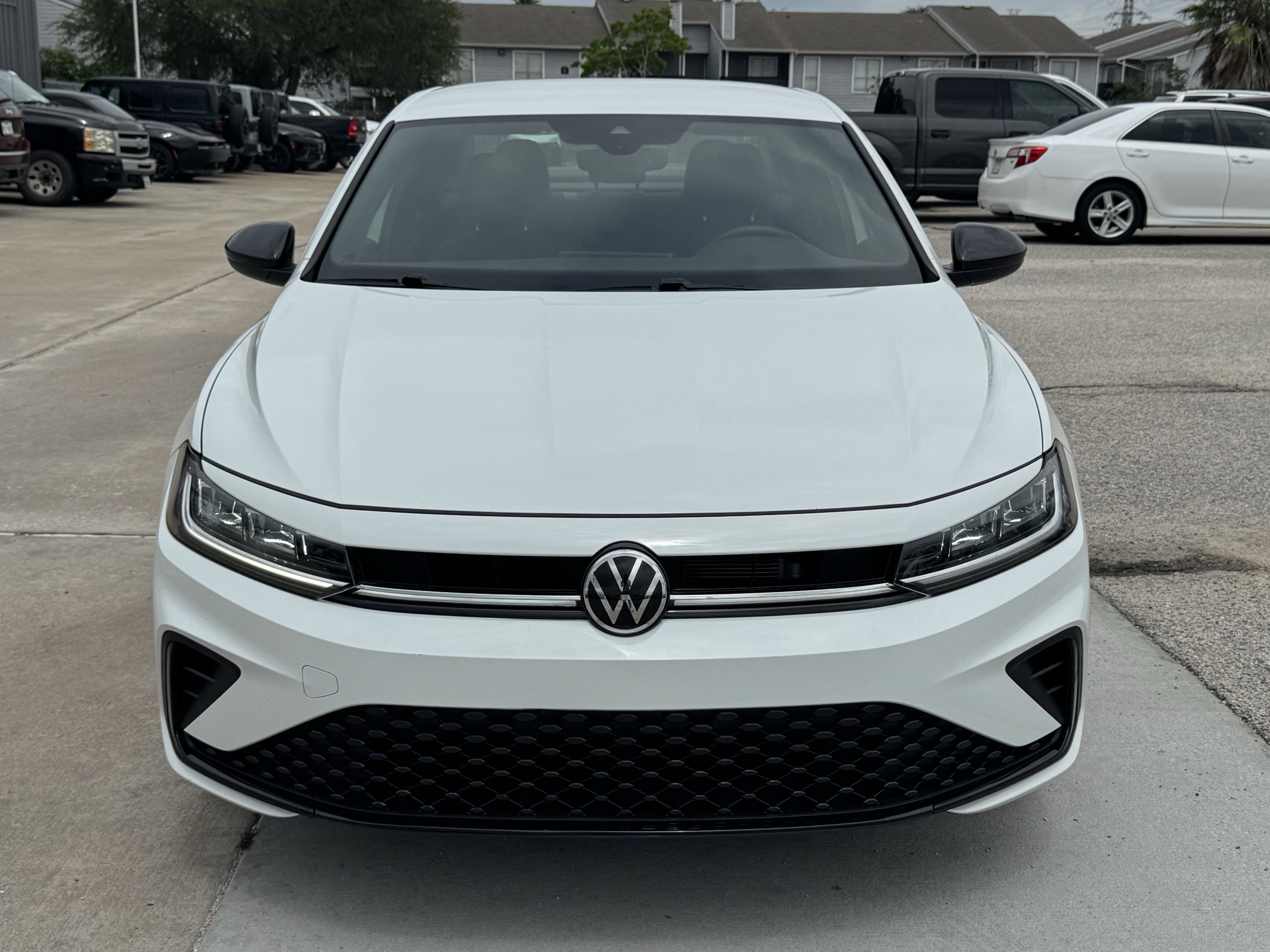 Used 2025 White Volkswagen Sport image 3