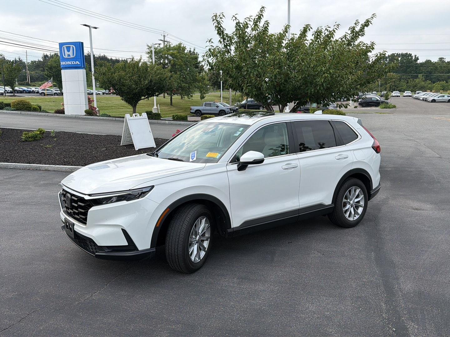 Used 2024 Platinum White Pearl Honda EX image 3