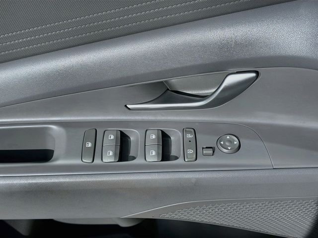 Used 2025 White Hyundai SE image 17