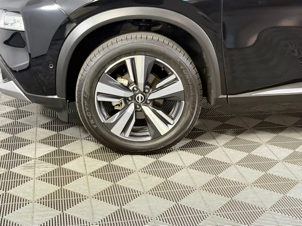 Used 2023 Black Nissan Platinum image 13