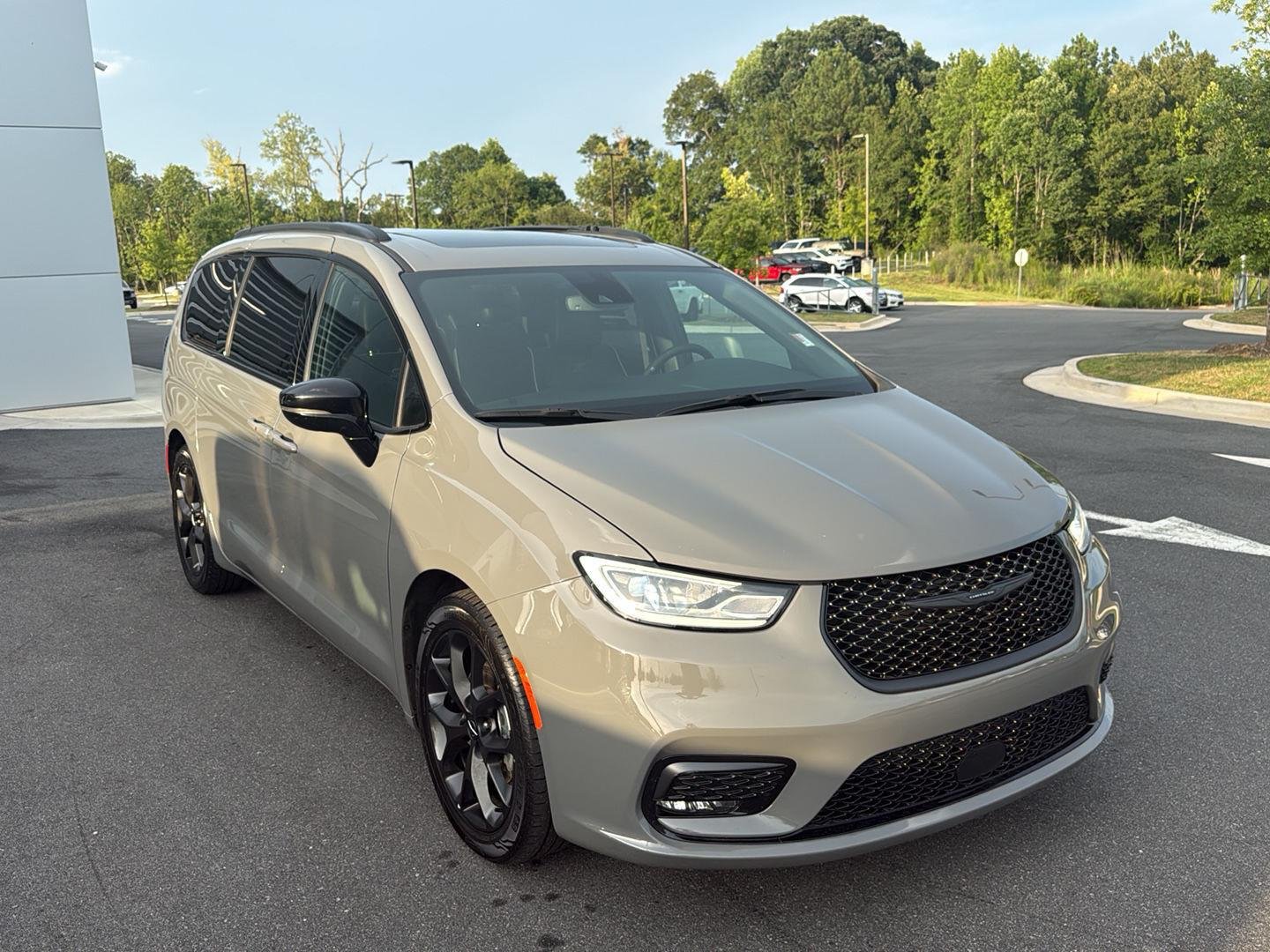 Used 2025 Ceramic Gray Clearcoat Chrysler Limited image 3