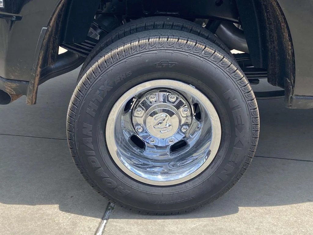New 2026 Diamond Black Crystal Pearl-Coat Exterior Paint RAM Tradesman image 8