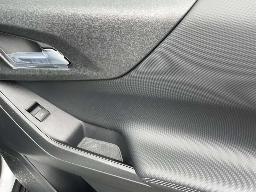New 2027 Summit White Chevrolet LT image 10