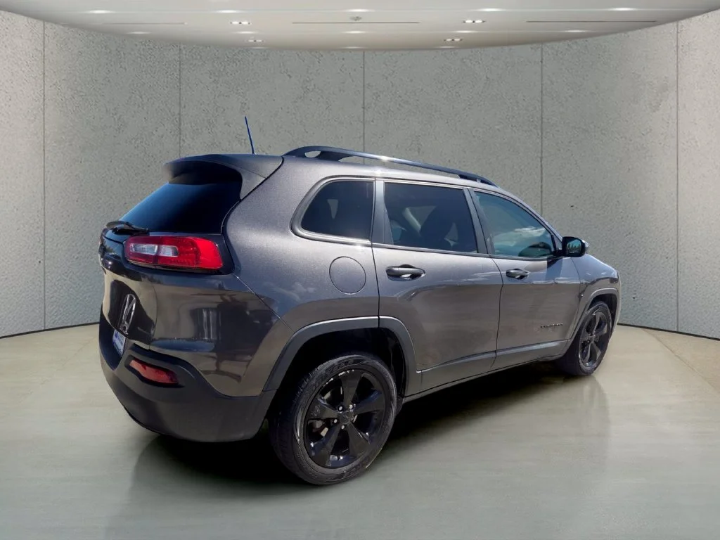 Used 2018 Gray Jeep Latitude image 5