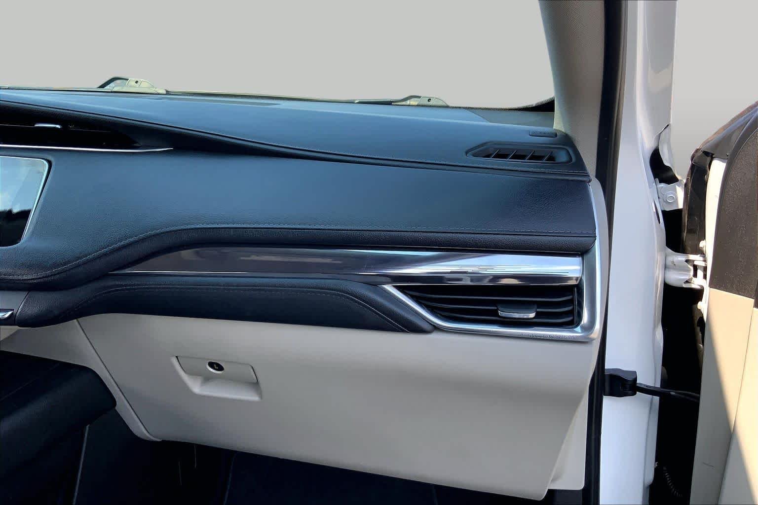 Used 2019 Crystal White Tricoat Cadillac FWD Luxury image 29