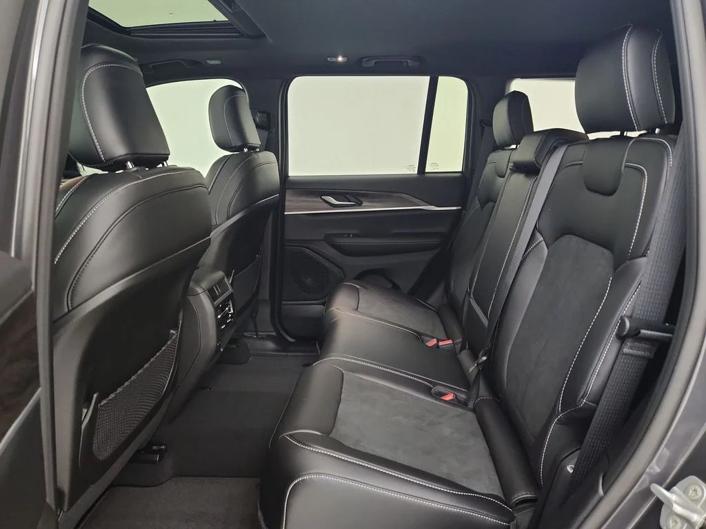 New 2026 Baltic Gray Metallic Clear-Coat Exterior Paint Jeep Altitude image 32