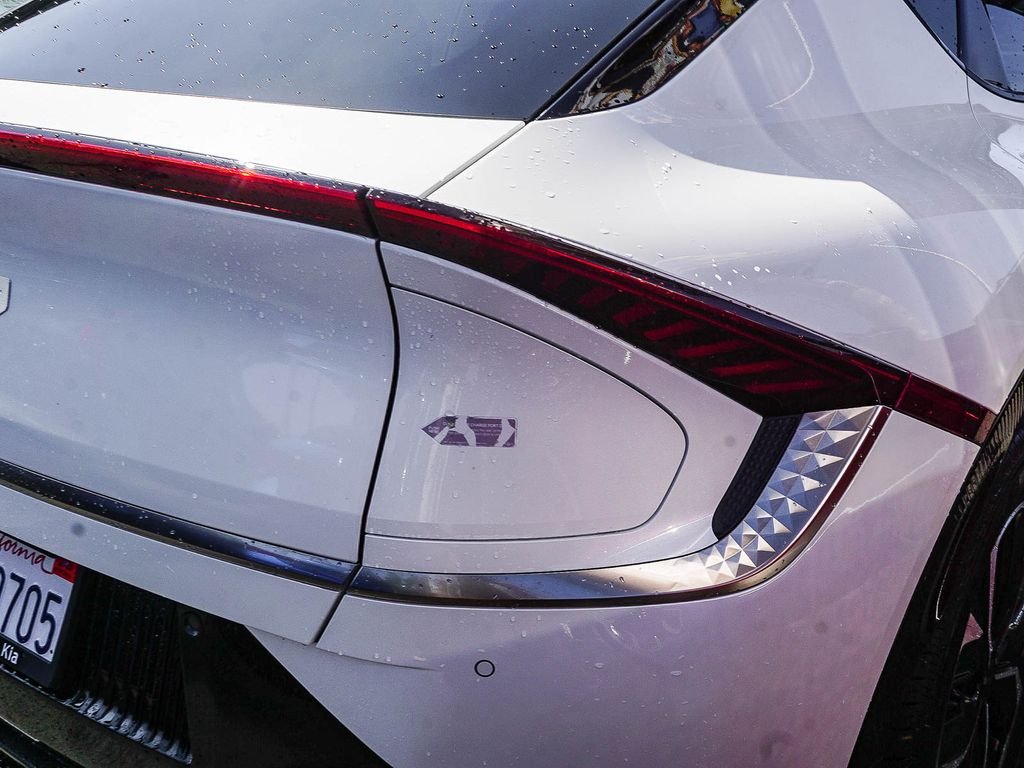 Used 2024 White Kia Wind image 8