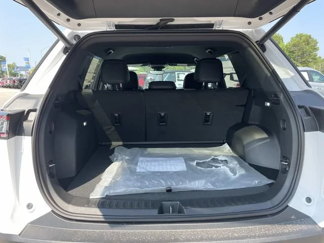 2027 Chevrolet Equinox LT - Photo 8