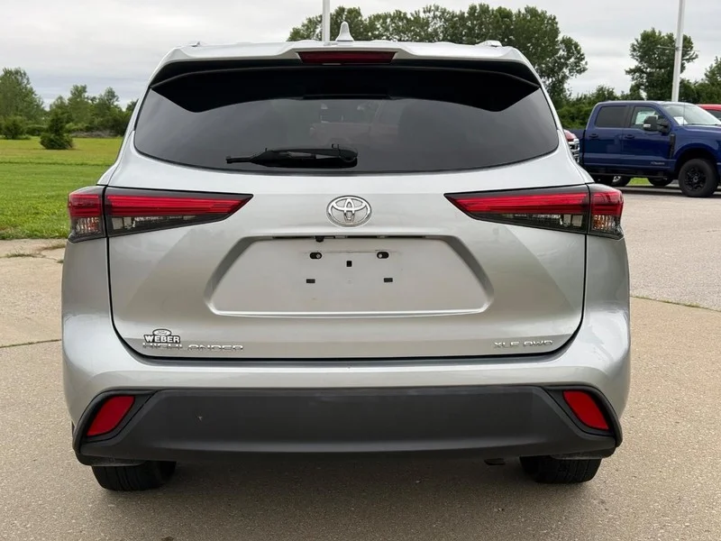Used 2022 Celestial Silver Metallic Toyota XLE AWD (Natl) image 4