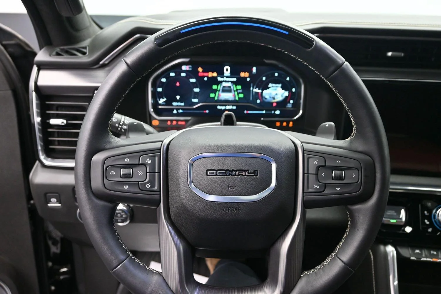 Used 2025 Onyx Black GMC Denali Ultimate image 27