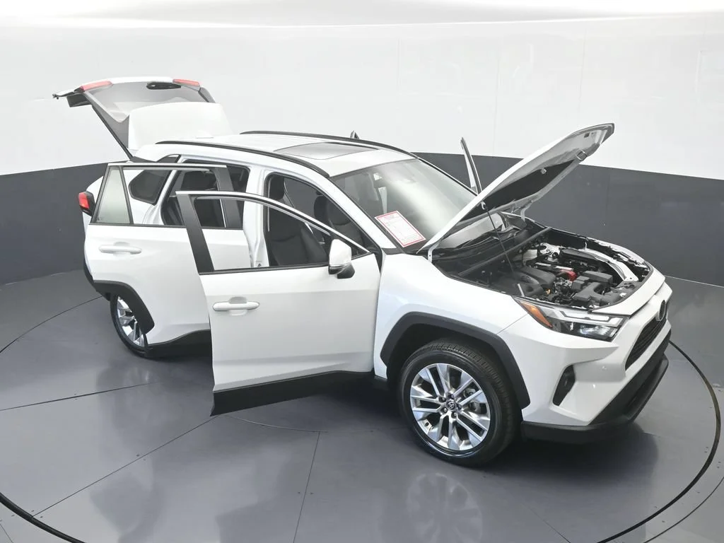 Used 2025 White Toyota XLE Premium image 67
