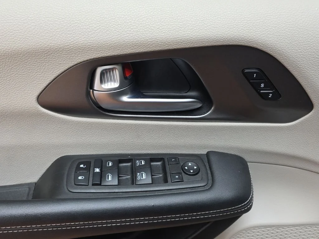 Used 2023 Ceramic Gray Clearcoat Chrysler Touring L image 23