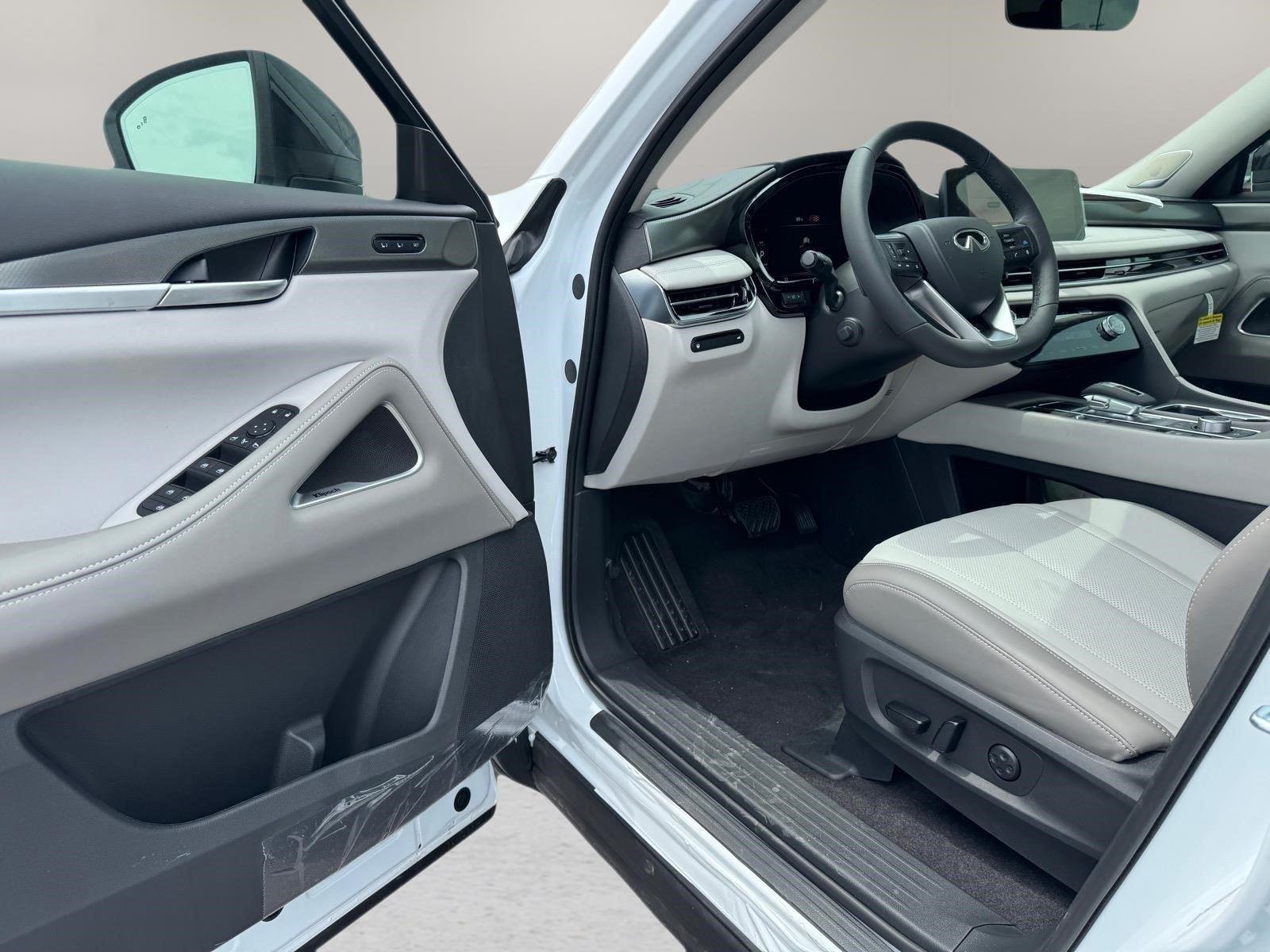 New 2027 RADIANT WHITE INFINITI Luxe AWD image 18