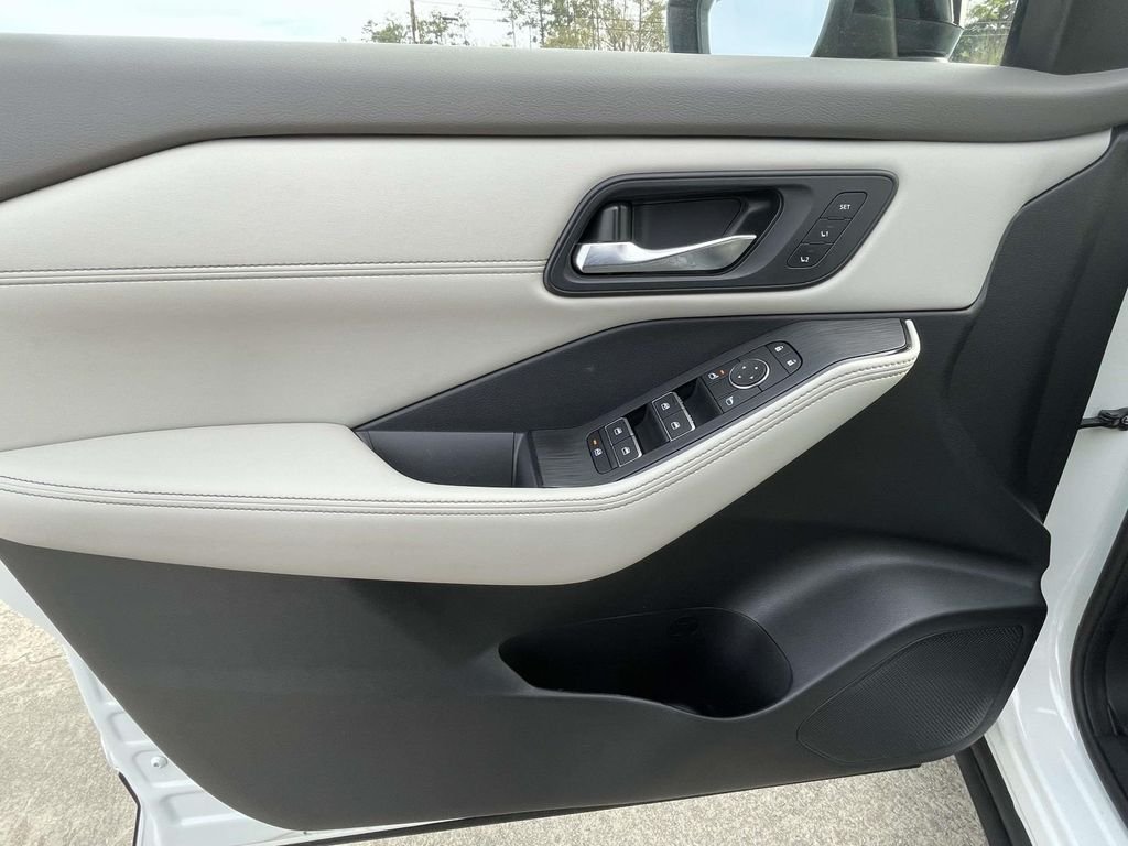 Used 2024 White Nissan SL image 16