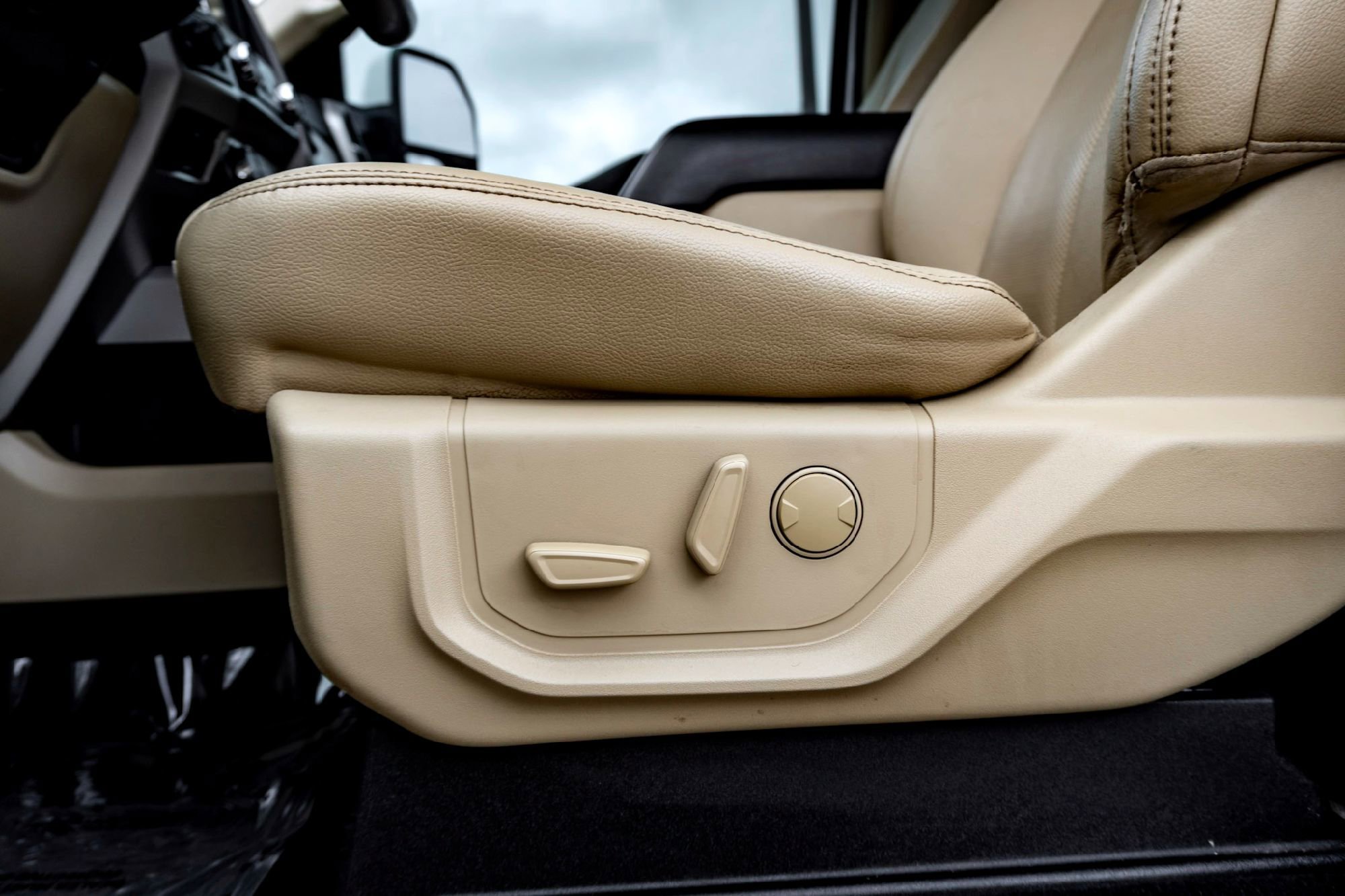 Used 2020 Oxford White Ford LARIAT image 11