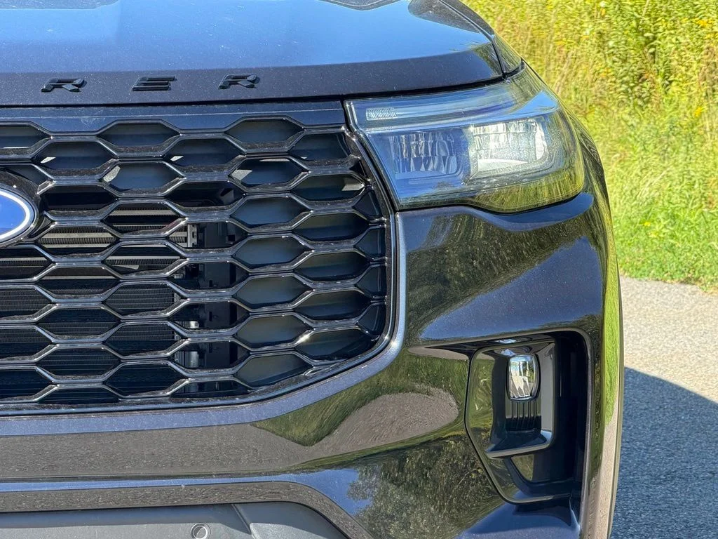 New 2027 Agate Black Metallic Ford ST-Line image 2