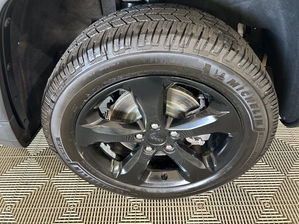 Used 2021 Silver Jeep Altitude image 10
