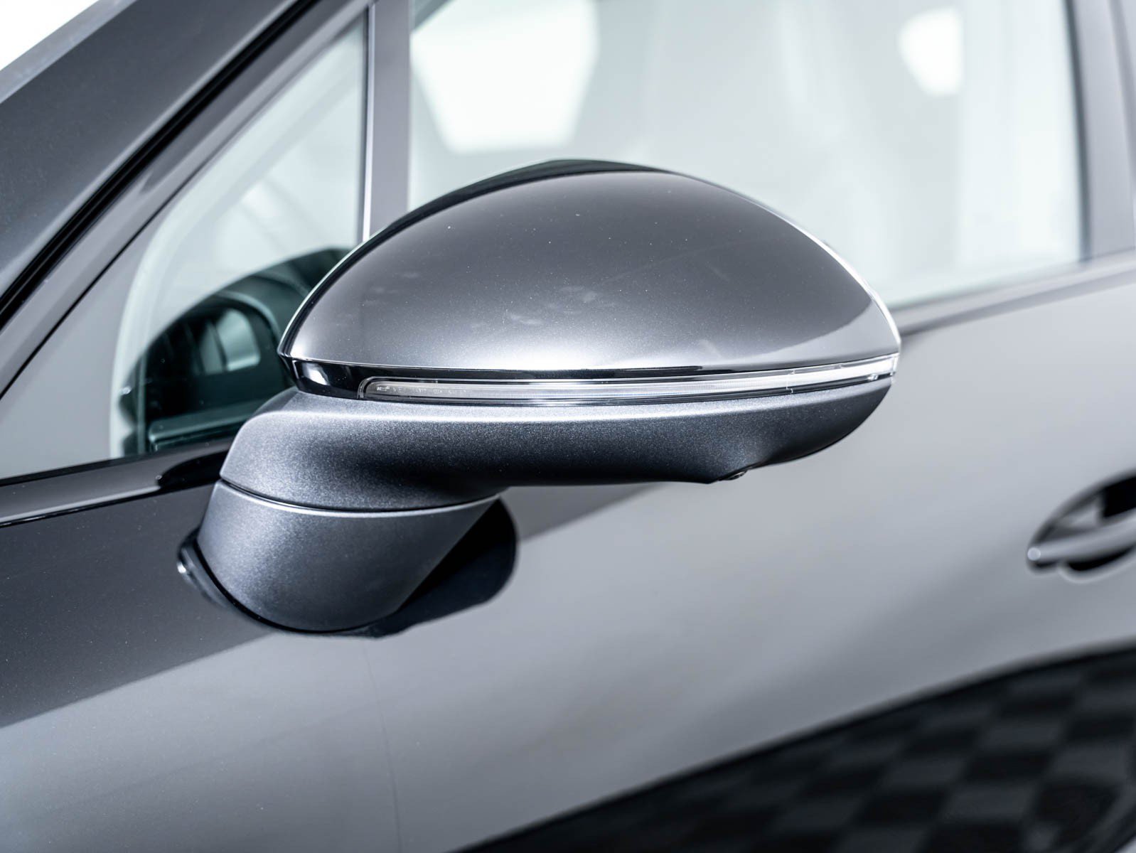 New 2026 CHROMITE BLACK Porsche E-Hybrid image 28