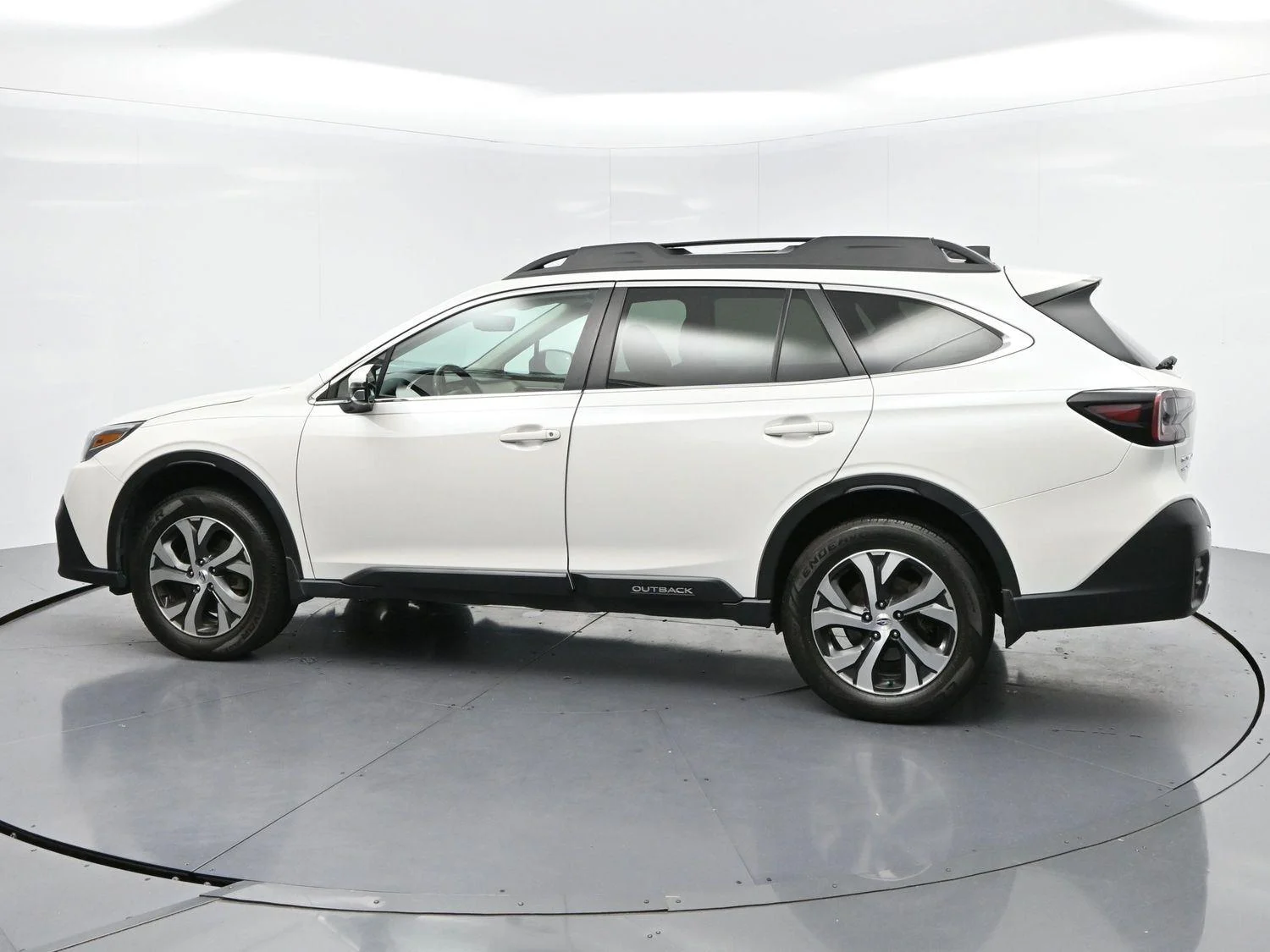 Used 2022 Crystal White Pearl Subaru Limited image 5