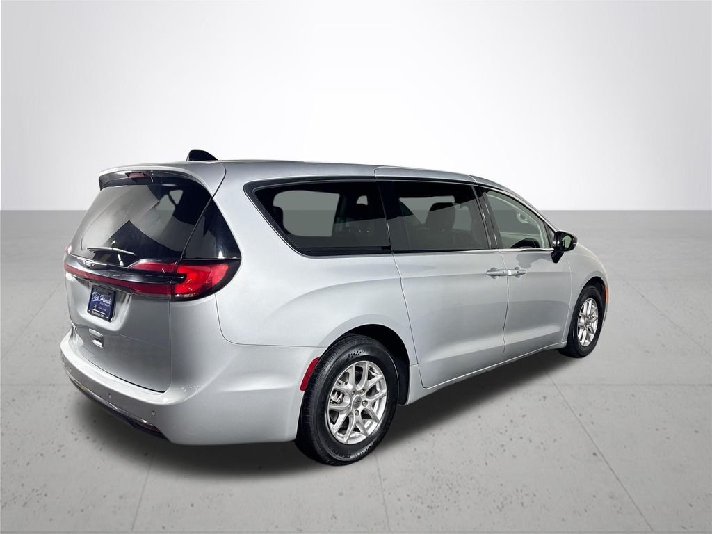 Used 2024 Silver Chrysler Touring L image 6