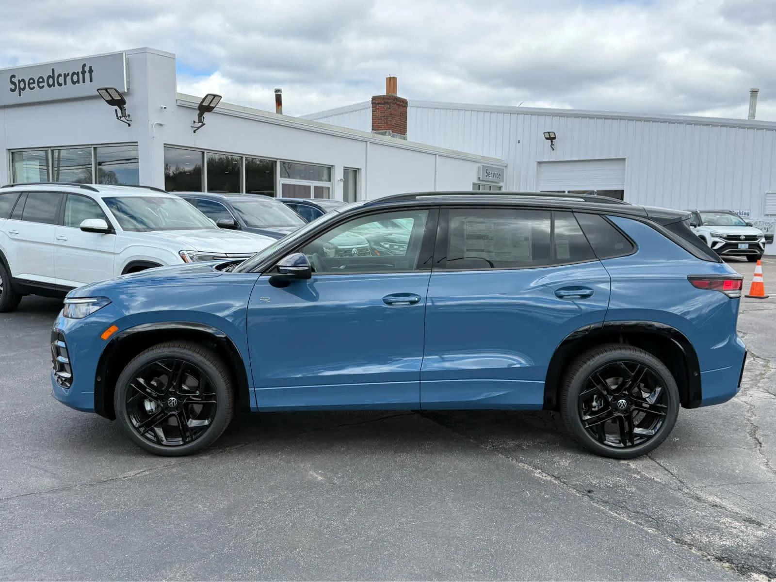 New 2026 Monterey Blue w/Deep Black Roof Volkswagen SE R-Line Black image 4