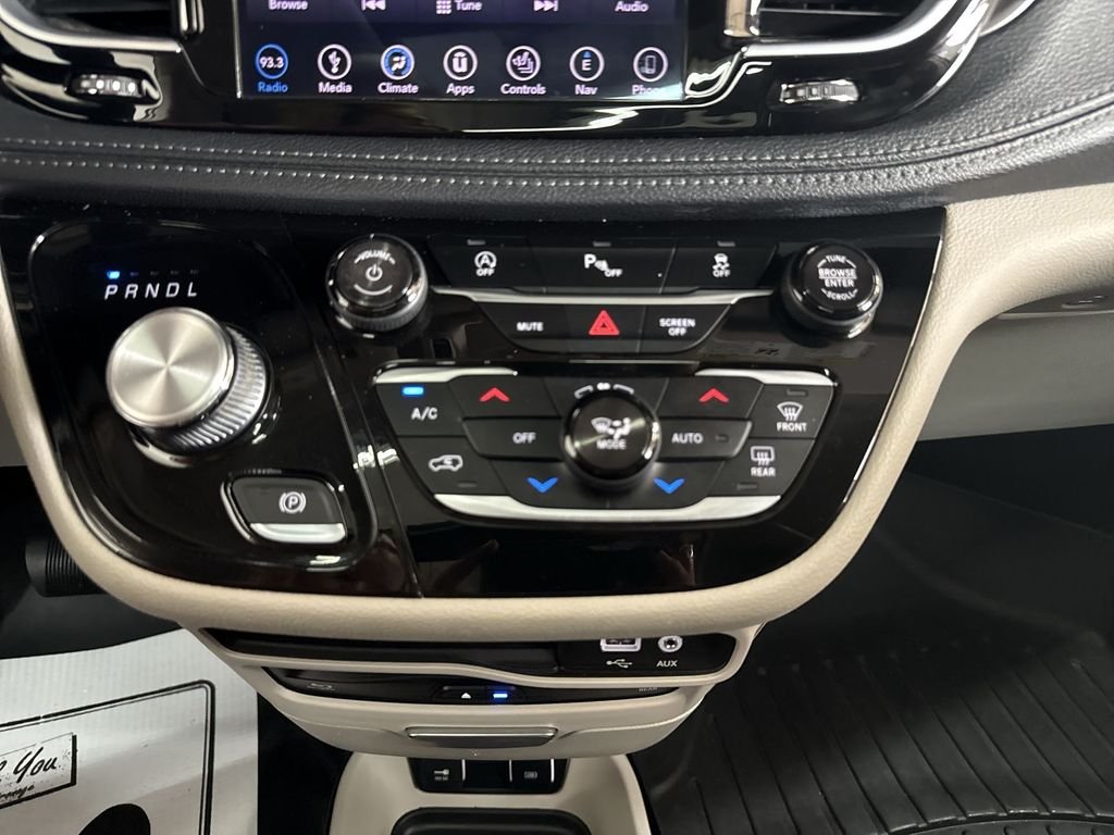 Used 2018 Bright White Clearcoat Chrysler Limited image 28