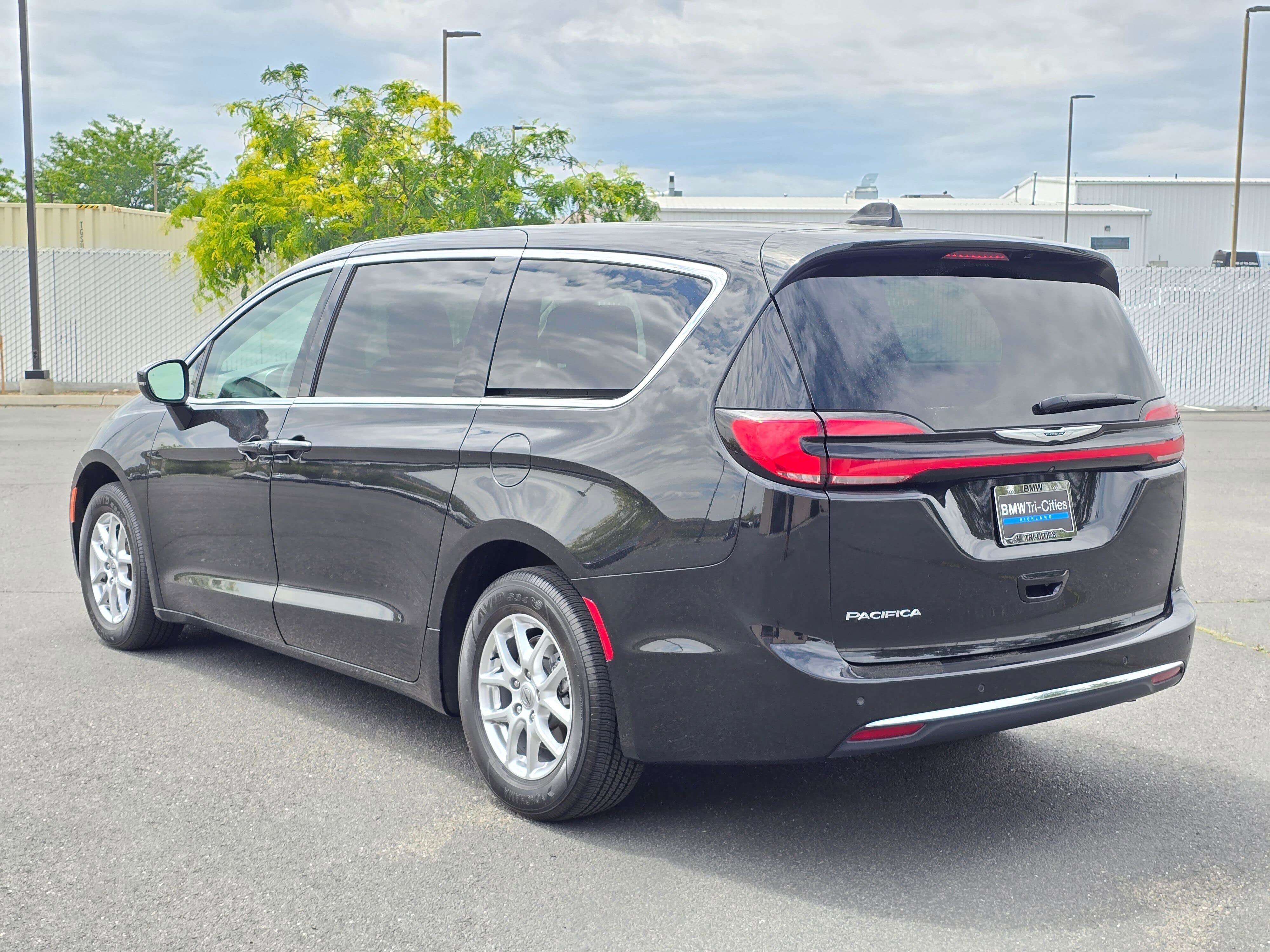 Used 2023 Brilliant Black Crystal Pearlcoat Chrysler Touring L image 4