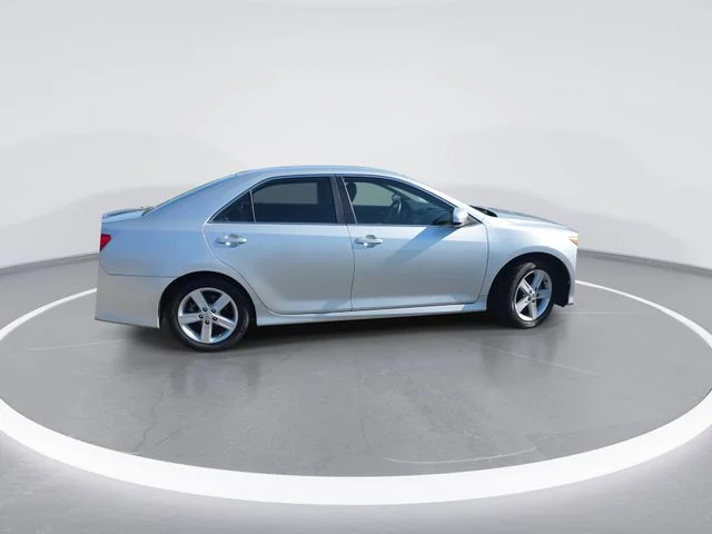 Used 2014 Silver Toyota SE image 9