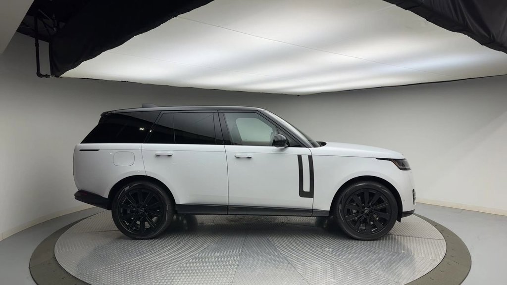Used 2023 Fuji White Land Rover SE image 9