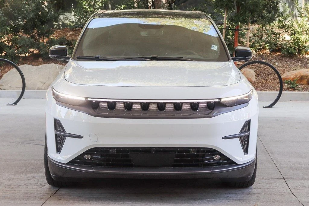 New 2025 Bright White Clear-Coat Exterior Paint Jeep LIMITED image 2